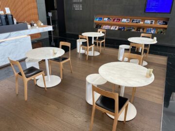 Cathay Pacific The Wing First Class Lounge Tische Stuehle