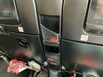 Japan Airlines Premium Economy Boeing 787 Staufaecher Smartphone