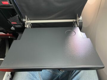 Japan Airlines Premium Economy Boeing 787 Tisch Ausgeklappt