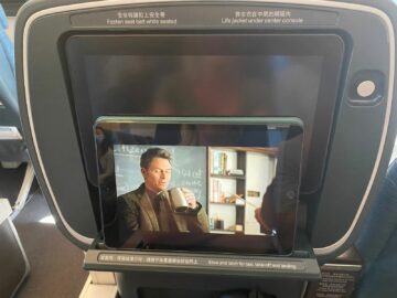 Cathay Pacific Premium Economy Airbus A350 900 Abstellklappe Tablet