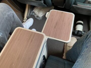 Cathay Pacific Premium Economy Airbus A350 900 Kleiner Tisch