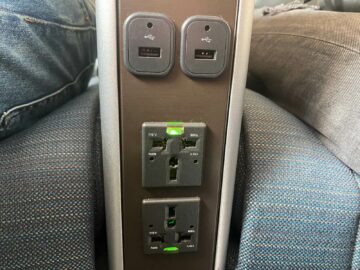 Cathay Pacific Premium Economy Airbus A350 900 Stecker Usb