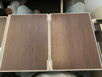Cathay Pacific Premium Economy Airbus A350 900 Tisch Ausgeklappt