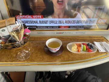 Emirates First Class Airbus A380 Fruechte Kaffee