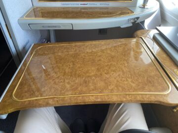 Emirates First Class Airbus A380 Tisch