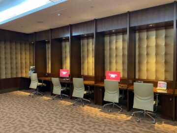 Review Emirates First Class Lounge Dubai Concourse A Arbeitsplaetze