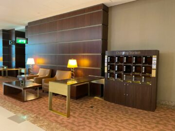 Review Emirates First Class Lounge Dubai Concourse A Charging Station