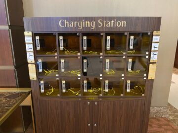 Review Emirates First Class Lounge Dubai Concourse A Charging Station1