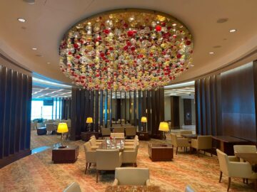 Review Emirates First Class Lounge Dubai Concourse A Deckenleuchte