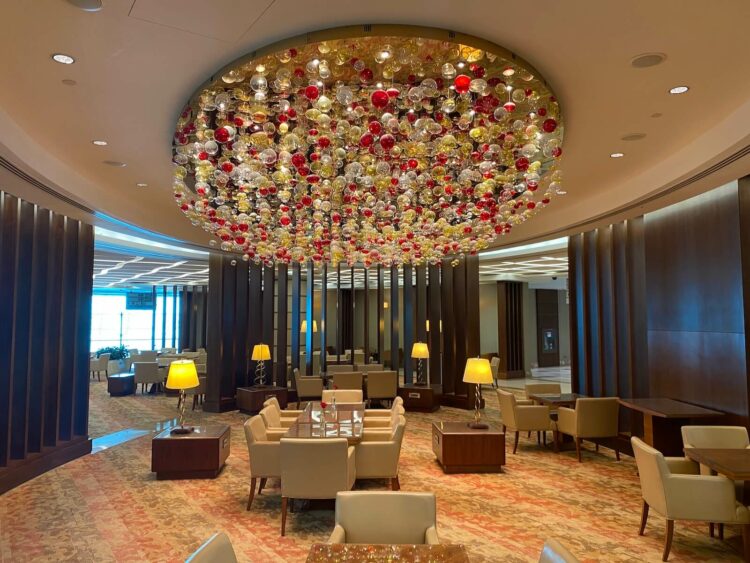 Review Emirates First Class Lounge Dubai Concourse A Deckenleuchte