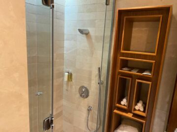 Review Emirates First Class Lounge Dubai Concourse A Dusche2