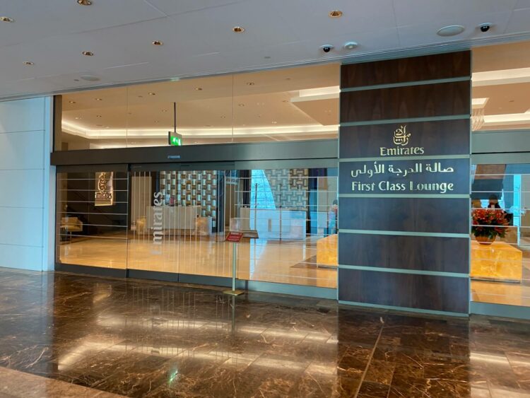 Review Emirates First Class Lounge Dubai Concourse A Eingang Lounge