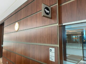 Review Emirates First Class Lounge Dubai Concourse A Eingang Ruheraum