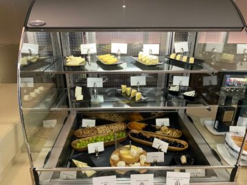 Review Emirates First Class Lounge Dubai Concourse A Kaesetheke