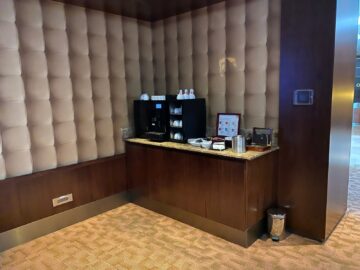 Review Emirates First Class Lounge Dubai Concourse A Kaffeeautomat
