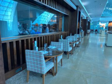 Review Emirates First Class Lounge Dubai Concourse A Restaurant Sitze Bereich