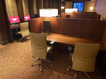 Review Emirates First Class Lounge Dubai Concourse A Schreibtische