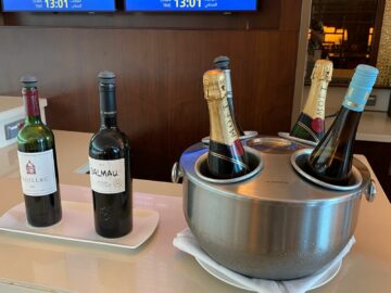 Review Emirates First Class Lounge Dubai Concourse A Wein Champagner