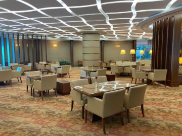 Review Emirates First Class Lounge Dubai Concourse A Weiterer Sitzbereich