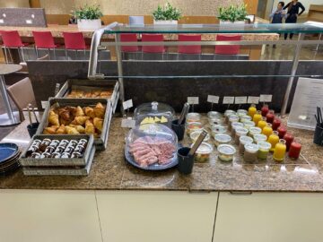 Review American Airlines International First Class Lounge London Aufschnitt Brot