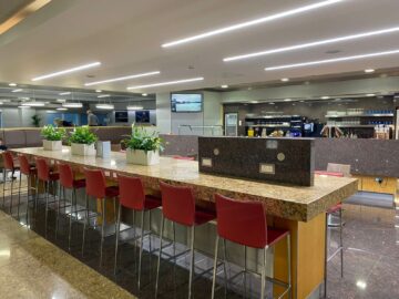 Review American Airlines International First Class Lounge London Barhocker Bartisch