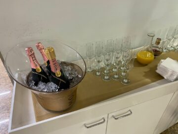 Review American Airlines International First Class Lounge London Champagner