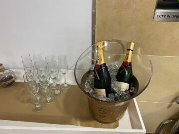 Review American Airlines International First Class Lounge London Champagner2