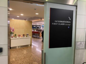 Review American Airlines International First Class Lounge London Eingang First Class Lounge