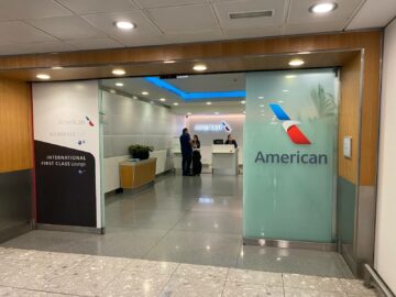 Review American Airlines International First Class Lounge London Eingang Zur Lounge