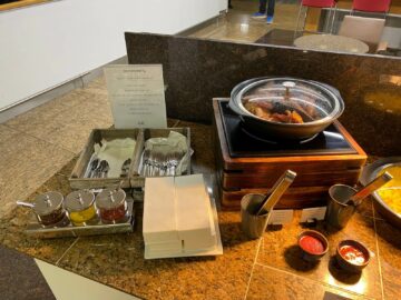 Review American Airlines International First Class Lounge London Fruehstueck