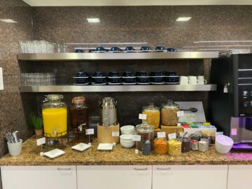 Review American Airlines International First Class Lounge London Saft Muesli