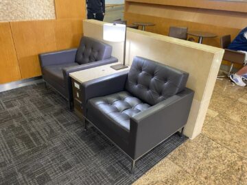 Review American Airlines International First Class Lounge London Sessel