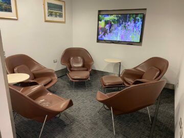 Review American Airlines International First Class Lounge London Sitzecke