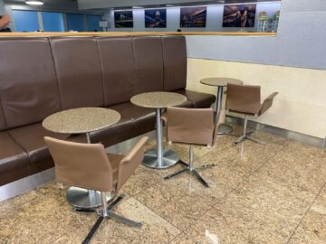 Review American Airlines International First Class Lounge London Sitzmoeglichkeiten