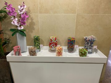 Review American Airlines International First Class Lounge London Suessigkeiten