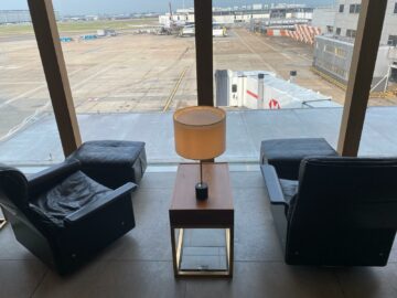 Review Cathay Pacific First Class Lounge London Blick Auf Das Gate