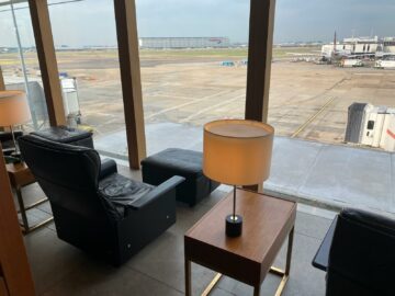 Review Cathay Pacific First Class Lounge London Blick Runway