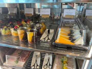 Review Cathay Pacific First Class Lounge London Fruchtsalat