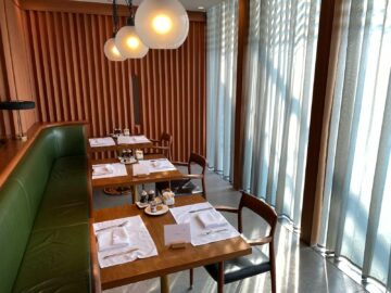 Review Cathay Pacific First Class Lounge London Restaurant Bereich