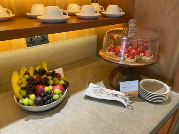 Review Cathay Pacific First Class Lounge London Strawberry Kuchen