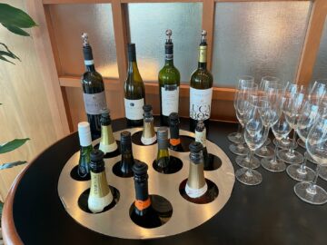 Review Cathay Pacific First Class Lounge London Wein Champagner
