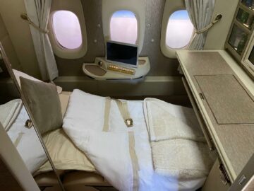 Review Emirates Game Changer First Class Boeing 777 300 Blick Auf Die Kabine Mit Bett