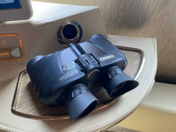 Review Emirates Game Changer First Class Boeing 777 300 Fernglas