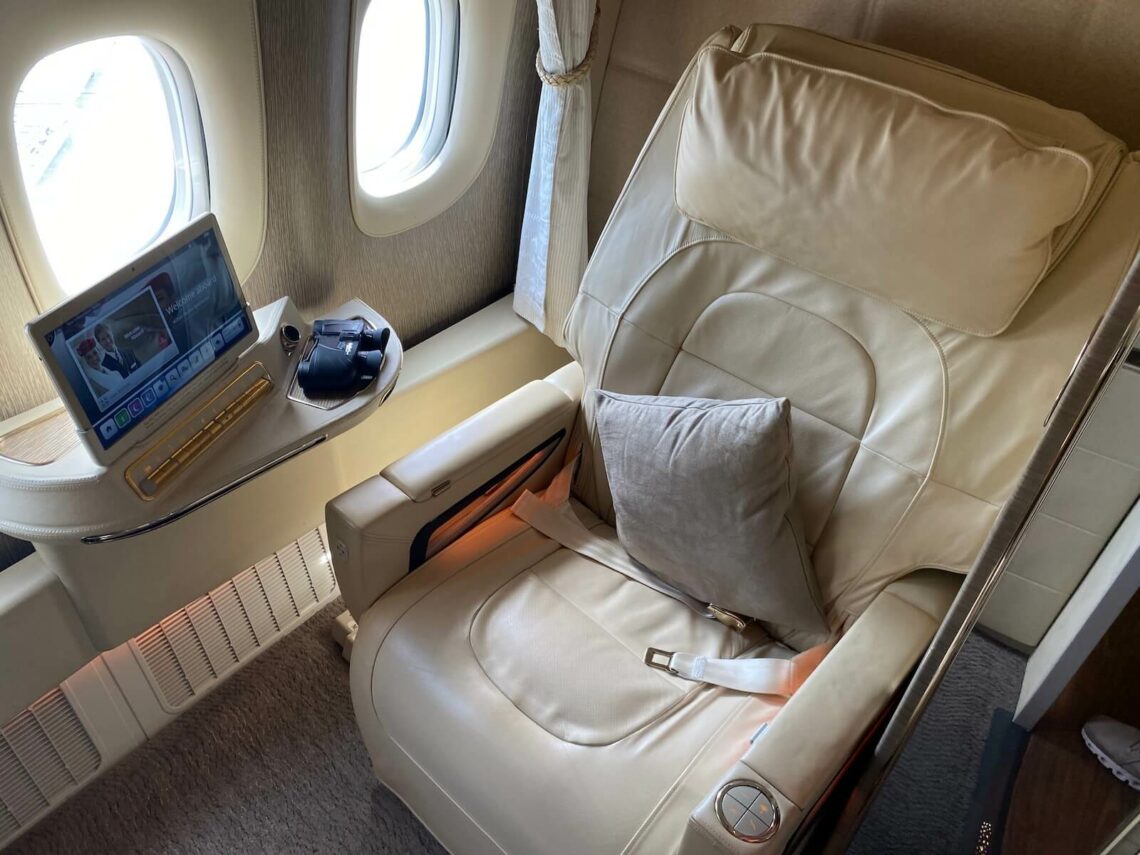 Review Emirates Game Changer First Class Boeing 777 300 Ledersessel