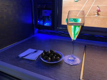 Review Emirates Game Changer First Class Boeing 777 300 Oliven Champagner