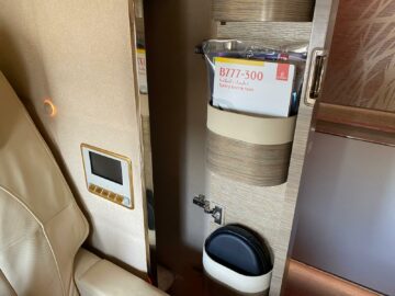 Review Emirates Game Changer First Class Boeing 777 300 Stauraum Links