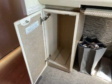 Review Emirates Game Changer First Class Boeing 777 300 Stauraum Unter Ablage