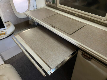 Review Emirates Game Changer First Class Boeing 777 300 Tisch