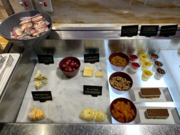 Singapore Airlines First Class Lounge Terminal 2 Kaese Kuchen