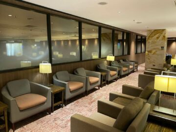 Singapore Airlines First Class Lounge Terminal 2 Sessel Wand